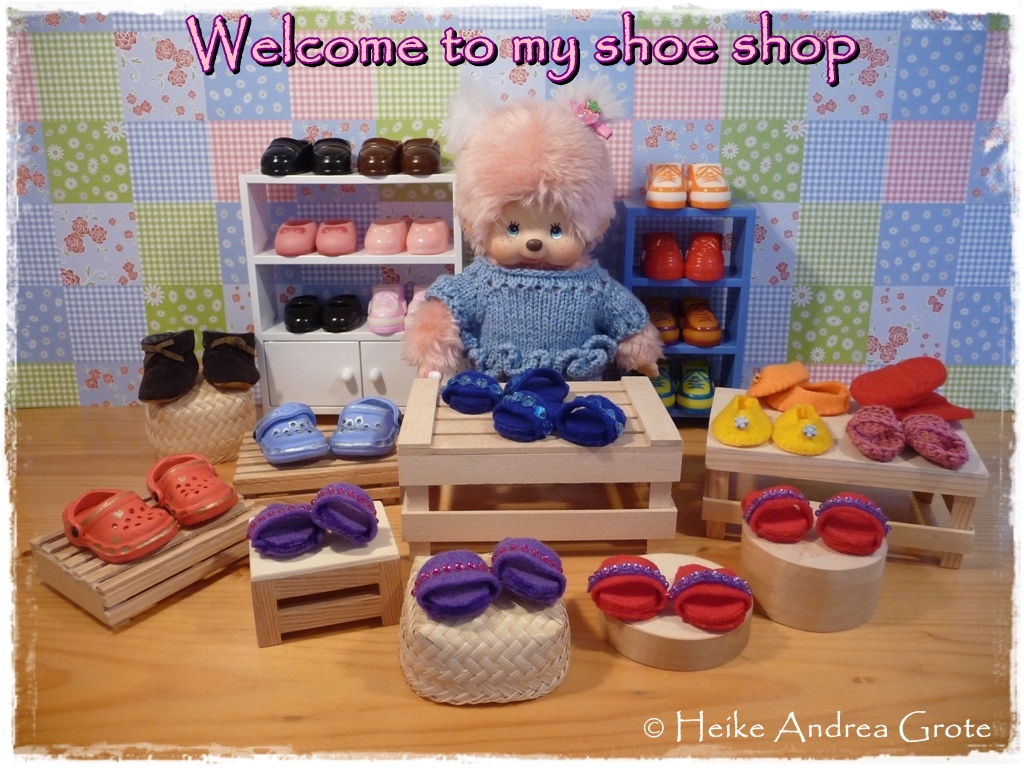 Monchhichi friends visit a shoe shop